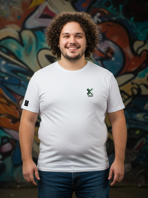 Camiseta Masculina Premium Branca "Pouco Medo" com Logo