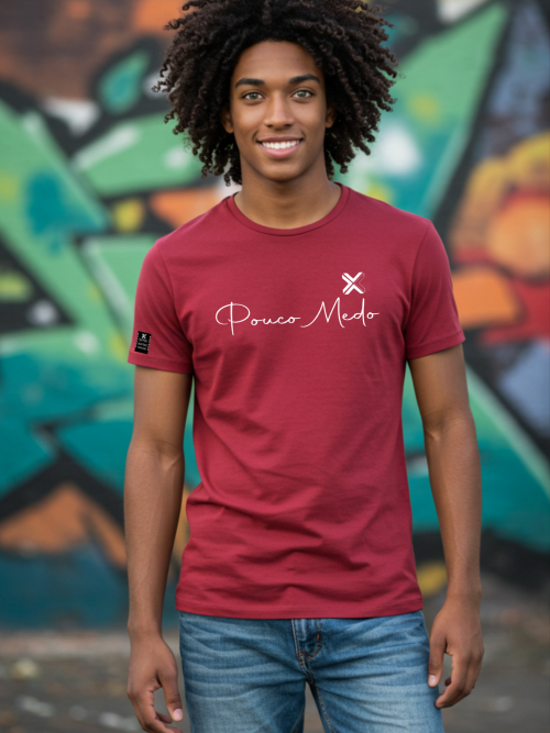 Camiseta Masculina "Pouco Medo" Bordô