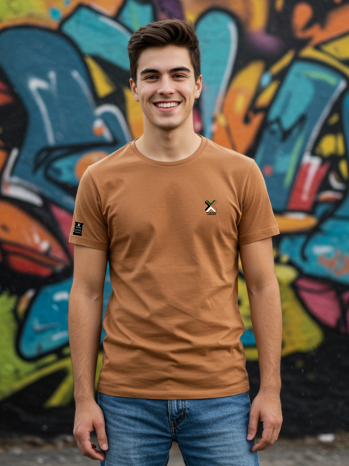 Camiseta Masculina Pouco Meio Essencial Caramelo